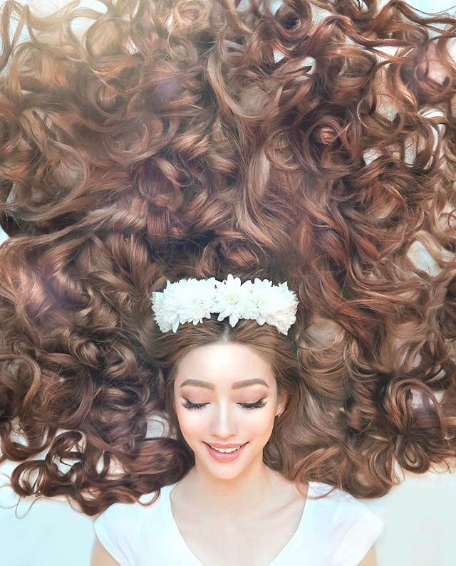 Sarah Trần năm nay 24 tuổi, có cha là người Việt, mẹ là người Úc. Hiện tại, cô đang sinh sống và làm việc tại Đức. Điều khiến Sarah nổi tiếng khắp mạng xã hội nước ngoài chính là mái tóc như Rapuzel của mình. Dài, dày, óng mượt và mag màu nâu đỏ đặc trưng - Sarah thật sự rất xứng đáng với tên gọi ”Cô gái tóc mây ngoài đời thật”.