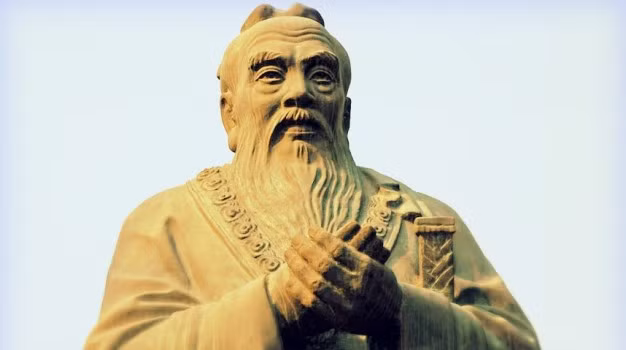 "Trong ba người cùng đi, tất có người là thầy ta. Hãy học theo cái hay, tránh điều dở", Khổng Tử nói.