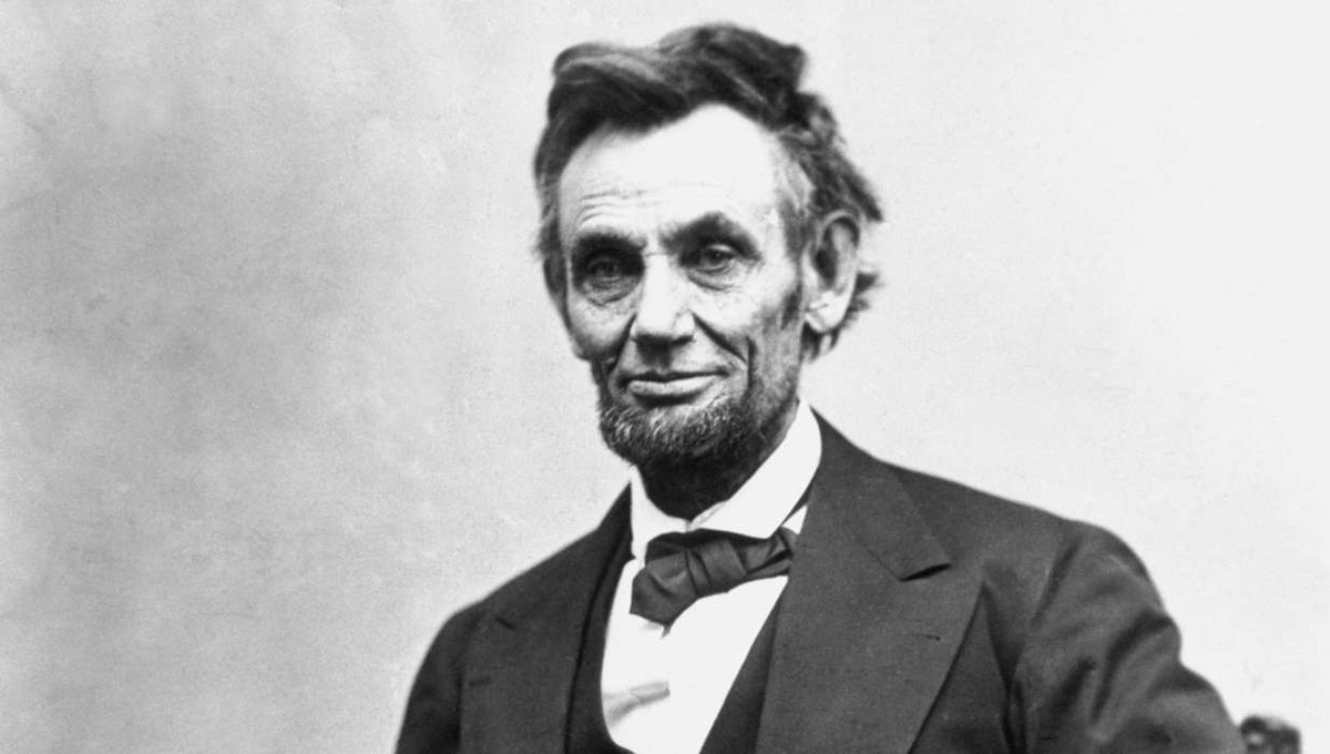 Tổng thống Abraham Lincoln là một trong những ông chủ Nhà Trắng nổi tiếng nhất lịch sử Mỹ. Người đời nhớ đến ông nhiều bởi việc lãnh đạo đất nước vượt qua cuộc Nội chiến Mỹ cam go, khốc liệt và là người có công chấm dứt chế độ nô lệ.