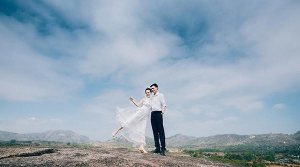 Cặp đồng nghiệp, đồng hương không chỉ có chuyện tình đáng ghen tỵ mà bộ ảnh cưới của họ được thực hiện ở những địa điểm nổi tiếng của quê hương cũng khiến cho dân mạng phát “sốt”.