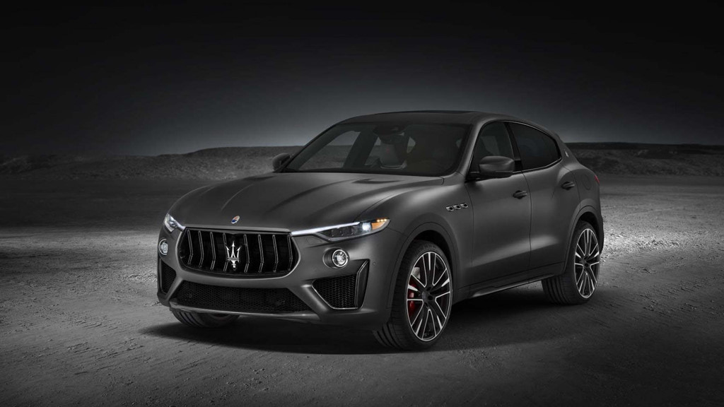 6. Maserati Levante Trofeo: Siêu SUV Maserati Levante Trofeo vừa ra mắt tại triển lãm New York 2018 là đối thủ cạnh tranh với Jaguar F-Pace SVR, BMW X5M hay Porsche Cayenne Turbo. Xe trang bị khối động cơ V8 3.8 lít do Ferrari phát triển, sản sinh công suất lên tới 582 mã lực và mô-men xoắn cực đại 729,4 Nm. Cỗ máy khủng dưới nắp cabin khiến Levante Trofeo dễ dàng bức tốc 0-100 km/h trong 3,9 giây, trước khi đạt tốc độ tối đa 301 km/h. Giá bán của xe vẫn chưa được công bố.