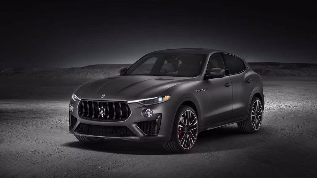 6. Maserati Levante Trofeo: Siêu SUV Maserati Levante Trofeo vừa ra mắt tại triển lãm New York 2018 là đối thủ cạnh tranh với Jaguar F-Pace SVR, BMW X5M hay Porsche Cayenne Turbo. Xe trang bị khối động cơ V8 3.8 lít do Ferrari phát triển, sản sinh công suất lên tới 582 mã lực và mô-men xoắn cực đại 729,4 Nm. Cỗ máy khủng dưới nắp cabin khiến Levante Trofeo dễ dàng bức tốc 0-100 km/h trong 3,9 giây, trước khi đạt tốc độ tối đa 301 km/h. Giá bán của xe vẫn chưa được công bố.
