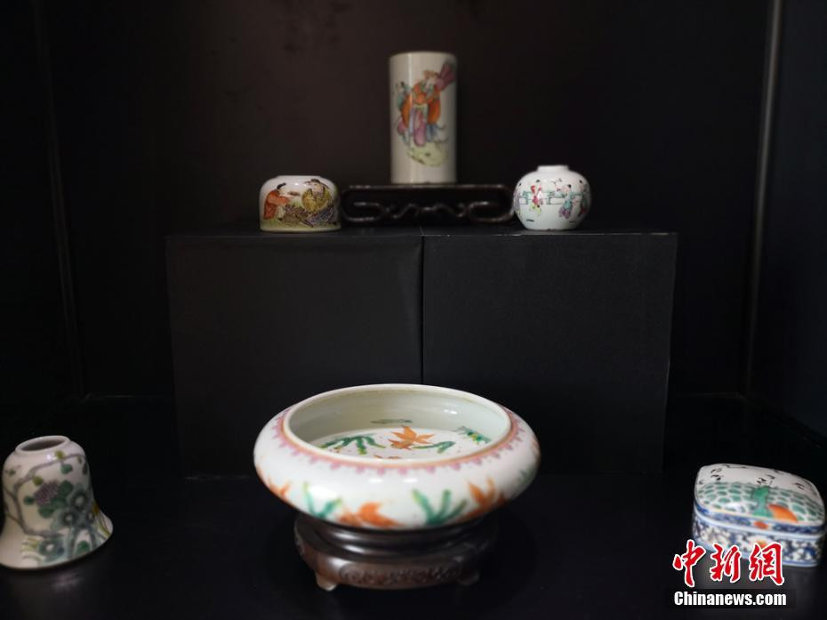 Hơn 200 cổ vật có niên đại hàng trăm năm tuổi gắn liền với việc học tập, nghiên cứu của giới học giả Trung Quốc được sắp xếp khoa học trong buổi triển lãm.