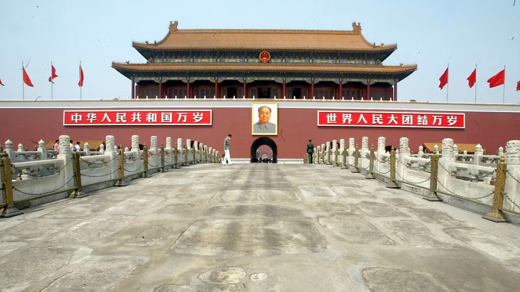 Nhiều người không khỏi tò mò người xưa đã vận chuyển những khối đá nặng hơn 300 tấn như thế nào trong bối cảnh khi ấy chưa có các dụng cụ, thiết bị chuyên chở những vật nặng như vậy trên một quãng đường dài từ nơi khai thác tới địa điểm xây dựng.