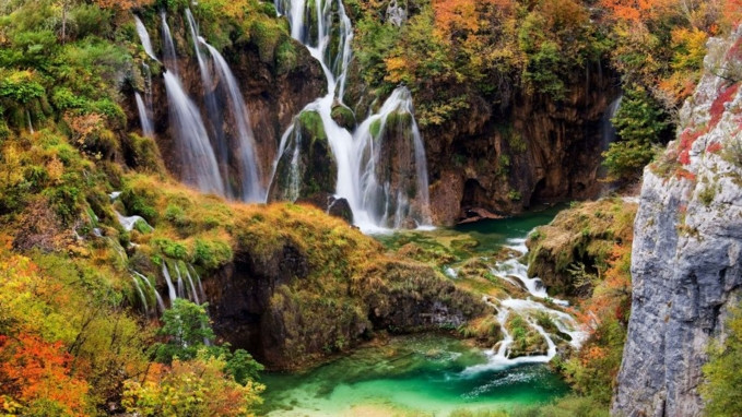 3. Thác Veliki Slap - Croatia: Thác Veliki Slap, thuộc hồ Plitvice, với độ cao 70m. Bên cạnh thác chính có nhiều thác nhỏ róc rách, khiến thác giống như một sân khấu nhạc nước ấn tượng. Hầu hết những ngọn thác trên, đều nằm trong khu bảo tồn thiên nhiên quốc gia. Mang địa hình hoang sơ, chỉ có đường mòn và chưa có sự xuất hiện nhiều của đời sống văn minh khiến khung cảnh vẫn còn khá nguyên vẹn.
