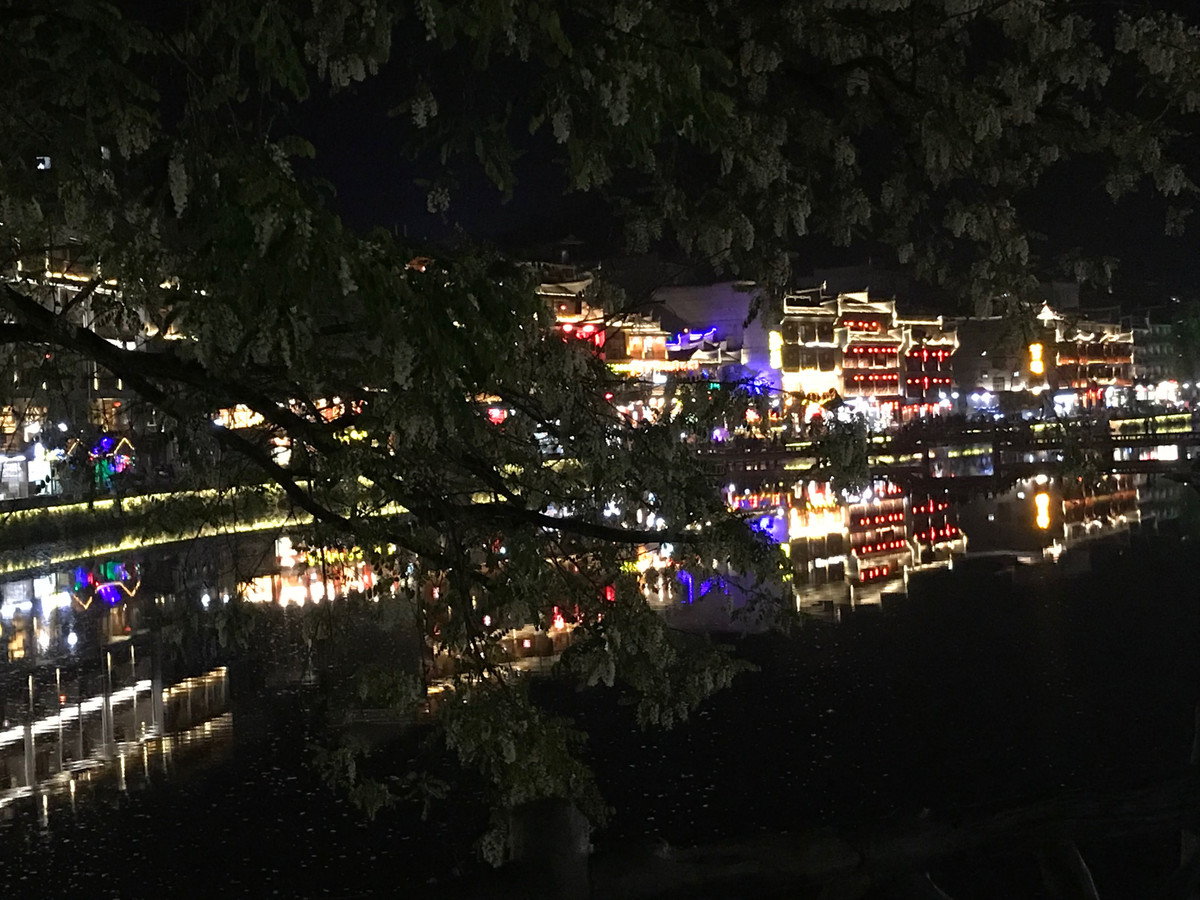 Cả một vệt dài cây muồng Osaka chạy dọc bờ sông khiến cho không gian trở nên tình tứ hơn. Mùi thơm của cây cỏ mùa xuân lẫn trong cái lạnh man mác làm đêm nơi trấn cổ càng trở nên huyền hoặc.