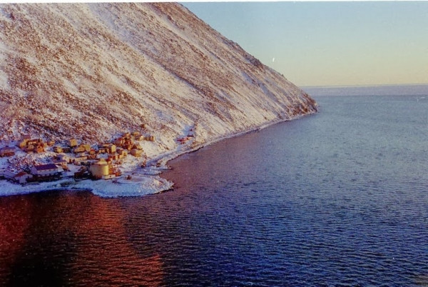 Ngôi làng Diomede (Inalik) ở bờ biển phía tây của đảo Little Diomede, Alaska. Ảnh: Amusingplanet