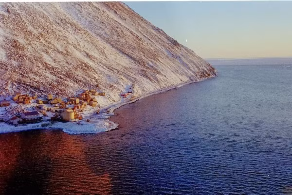 Ngôi làng Diomede (Inalik) ở bờ biển phía tây của đảo Little Diomede, Alaska. Ảnh: Amusingplanet