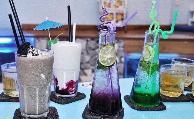 Việc vệ sinh cho bãi biển trong nhà cũng khá công phu. Hàng ngày, nhân viên phải nhặt sạch rác, múc cát từ dưới hồ lên và tạo lại cảnh quan để đón khách. Thức uống ở đây là những món giải khát ưa thích ở vùng biển, có giá từ 20.000 đến 40.000 đồng.