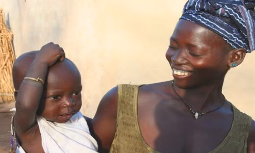 Người dân Mauritanian nhổ bọt lên mặt con Người Wolof ở Mauritania cho rằng nước bọt của họ có thể bảo vệ đứa trẻ nên cha mẹ thường nhổ bọt vào trẻ sơ sinh để ban phước lành cho con. Các bà mẹ thường nhổ bọt vào mặt con còn các ông bố thì nhổ bọt vào tai và đầu trẻ sơ sinh nhằm chúc phúc cho sinh linh mới chào đời.