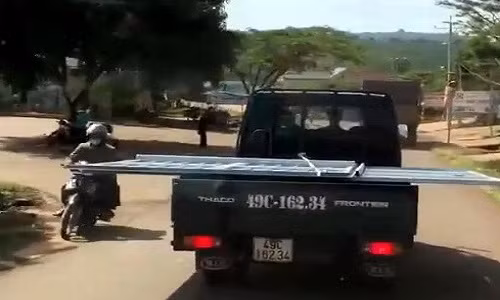 Vật cồng kềnh hết sức nguy hiểm cho người đi đường - ảnh cắt từ video clip.