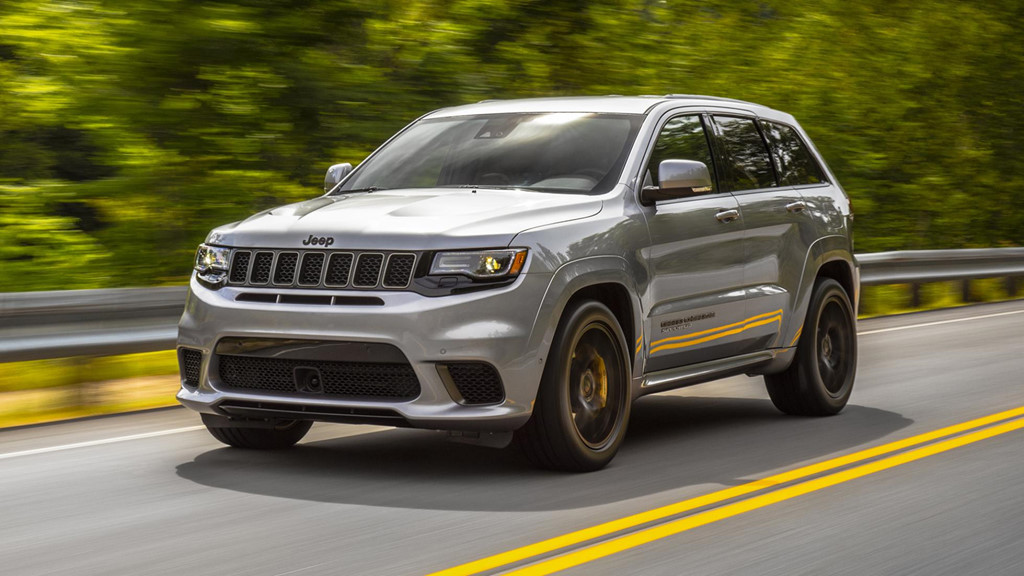 2. Jeep Grand Cherokee Trackhawk: Với cân nặng 2.434 kg, sức kéo 3.266 kg nhưng mẫu SUV ngoại cỡ Jeep Grand Cherokee Trackhawk lại có khả năng tăng tốc ấn tượng. Có được điều này là nhờ khối động cơ V8 6.2 lít tăng áp kép, có công suất ấn tượng 707 mã lực, chiếc xe dễ dàng cán mốc 100 km/h từ vị trí đứng im trong vòng 3,6 giây trước khi đạt tốc độ tối đa 305,78 km/h. Mẫu xe này có giá bán từ 85.000 USD.