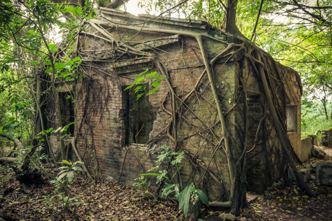 Tòa nhà thứ hai, được cho là khu ở của người hầu và giúp việc. Không phải tự nhiên mà ngay cả người dân địa phương cũng rất kiêng dè khi nhắc tới ngôi nhà này. Bóng ma cô hầu nhà họ Lưu được cho là ám ảnh nơi đây. Hằng đêm, người ta vẫn nghe thấy tiếng khóc than thê lương văng vẳng từ tòa biệt thự. Chuyện kể rằng, cô yêu thầm người chủ gia đình, họ đã có một mối tình nồng cháy nhưng rồi bị phát hiện, ông chủ bỏ rơi cô người hầu ngay sau đó, làm cô lâm vào cảnh tuyệt vọng. Đau khổ, cô gieo mình xuống giếng tự vẫn ở ngay sân sau khu biệt thự. Từ lúc ấy, vận rủi như một lời nguyền giáng xuống cả gia đình nhà họ Lưu. Người dân đồn rằng, đây cũng là một trong những lý do chính họ rời bỏ căn biệt thự này vội vã như vậy.