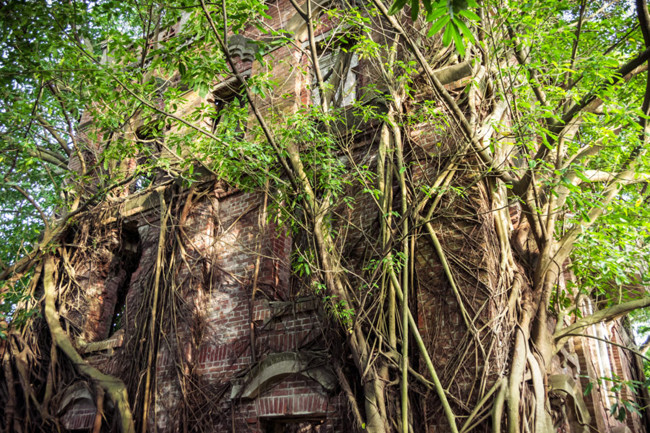 Tòa nhà bỏ hoang này đã trở thành điểm thu hút khách du lịch khá nổi tiếng của thành phố, đặc biệt là sinh viên các trường đại học ở gần đó. Muốn chứng tỏ bản thân trước mặt cô gái mình thích ư? Còn gì hơn là dám dạo một vòng trong ngôi nhà ma ám! Mặc dù vậy, những cô cậu sinh viên đến đây khám phá khu tàn tích này hầu hết đều đi lễ đền chùa ngay sau đó.