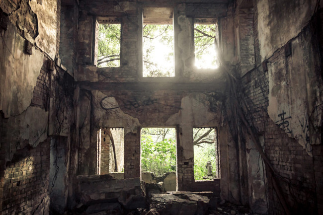 Một đêm nọ, khi những người lính đã say giấc, người nhận nhiệm vụ gác đêm hôm đó chợt nhìn thấy một hình bóng bước ra từ màn sương mù trắng, dày đặc bao quanh tòa nhà. Hoảng hốt, người lính gác nổ súng, lập tức đánh thức những binh sĩ còn lại và đẩy họ tham chiến, bắn bừa vào những cái bóng họ thấy trong căn nhà hoang. Sáng hôm sau, không một ai sống sót, những người lính đã tự tàn sát nhau. Ngày nay, đã có nhiều báo cáo ghi nhận về việc một đám sương bí ẩn xuất hiện xung quanh căn nhà cũ vào ban đêm, như một đe dọa dành cho những kẻ có ý định xâm phạm. Đôi khi tiếng bước chân dồn dập vẫn vang dội trong đêm thanh vắng, khiến người ta không khỏi hình dung ra khung cảnh ma quái.