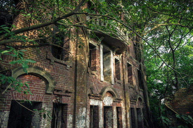 Để đến được biệt thự ma ám này, du khách cần di chuyển bằng xe máy hoặc xe đạp. Nơi đây không hề khó tìm, chỉ cần hỏi đường và đi theo chỉ dẫn. Lối vào không bị chặn và chủ sở hữu của khu nhà có vẻ rất chào đón các vị khách hiếu kỳ tới thăm quan. Khi đến gần ngôi nhà ma ám, có thể nhìn thấy một chiếc hộp bí ẩn và một tháp nhỏ trông như mô hình chùa Phật giáo ở mặt trước tòa nhà.