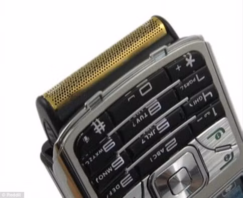 Chiếc điện thoại này còn có tác dụng cạo râu vô cùng tiện dụng dành cho cánh mày râu.