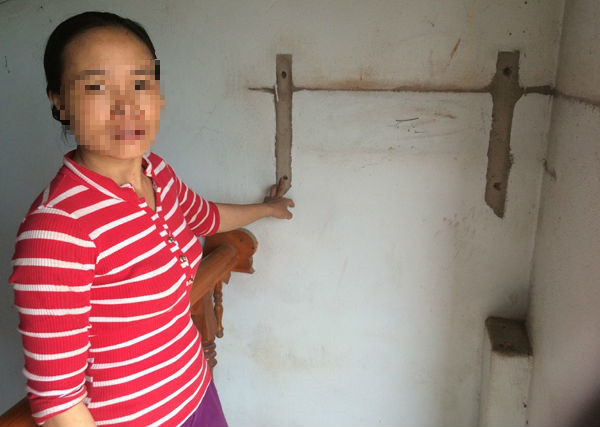 Chủ nhà bức xúc vì bị nhóm người thuê nhà đập bỏ bát hương, tháo dỡ bàn thờ tổ tiên. Ảnh: C.A.Phó hiệu trưởng tham gia Hội Thánh Đức Chúa Trời