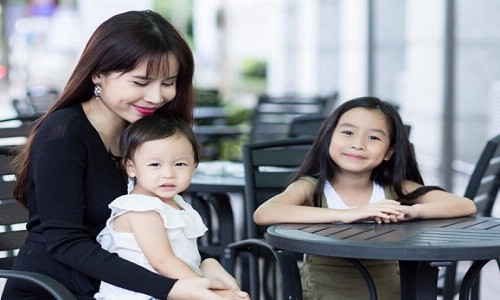 Ca sĩ Hương Giang tiết lộ việc con bị ngã cầu thang khi đang ngồi trong xe tập đi.