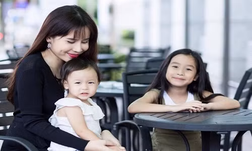 Ca sĩ Hương Giang tiết lộ việc con bị ngã cầu thang khi đang ngồi trong xe tập đi.