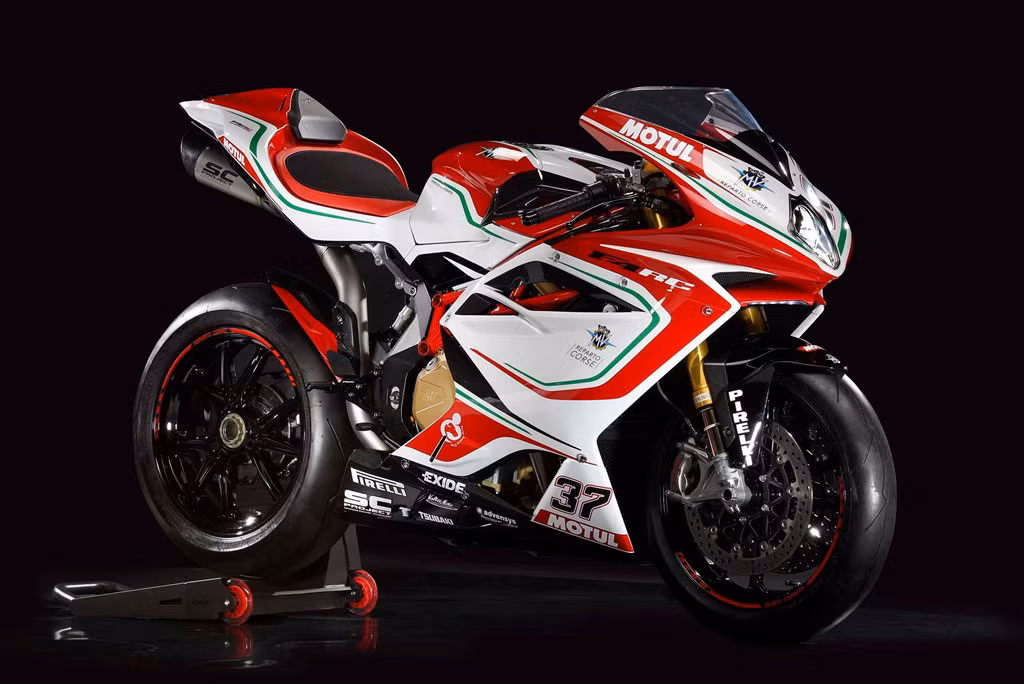 4. MV Agusta F4: Giống như chiếc Brutale, siêu môtô MV Agusta F4 cũng sẽ bị khai tử trong năm nay. Có thể hãng xe Italy sẽ sớm cho ra mắt chiếc thay thế với nhiều công nghệ hơn, nhanh hơn, nhưng vẫn có khả năng chiếc superbike 4 xi-lanh này không tìm được người kế nhiệm. MV Agusta có động cơ dung tích 998 phân khối, công suất tối đa 212 mã lực tại 13.600 vòng/phút, mô-men xoắn cực đại 115 Nm, đạt tiêu chuẩn khí thải Euro3.