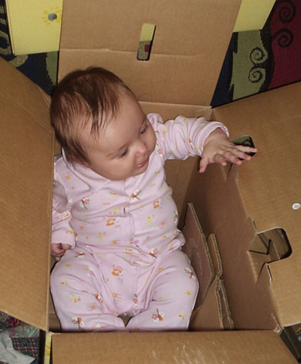 Trẻ em Phần Lan ngủ trong hộp các tông Theo truyền thống, các bà mẹ ở Phần Lan sẽ được chính phủ phát cho 1 chiếc hộp các tông có đầy đủ nhiều đồ dùng liên quan đến việc sinh nở hoặc phát tiền mặt. Đa số cha mẹ sẽ chọn phương án 1 và chiếc hộp này sẽ có tấm nệm mỏng giống như chiếc giường nhỏ để trẻ có giấc ngủ đầu đời trong đó.