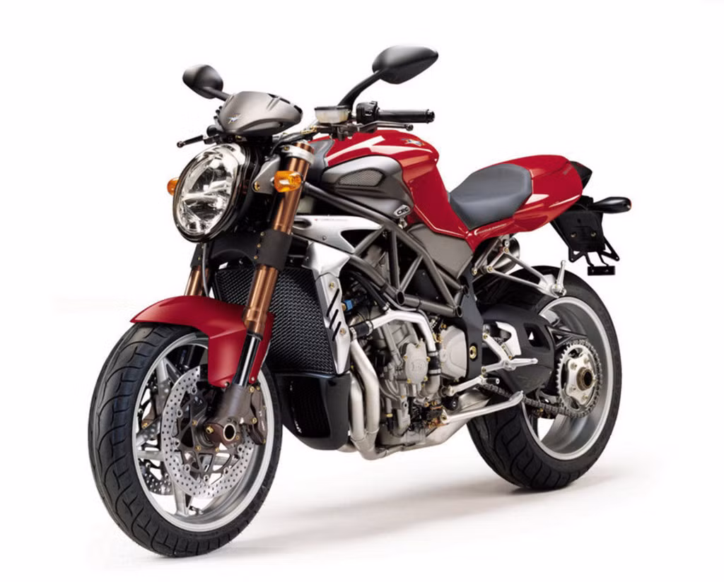 3. MV Agusta Brutale: MV Agusta Brutale thế hệ cũ (động cơ 4 xi-lanh) sẽ được khai tử vào cuối năm nay, tuy nhiên phiên bản tiêu chuẩn Euro4 sẽ sớm trở lại. Hãng xe cho biết Brutale mới vẫn sử dụng động cơ DOHC 4 xi-lanh, 909,1 cc với nhiều trang bị tốt hơn. Đối với các tín đồ có niềm đam mê với phiên bản hiện tại thì đây là thời điểm thích hợp để mua một chiếc MV Agusta Brutale chuẩn Euro3.