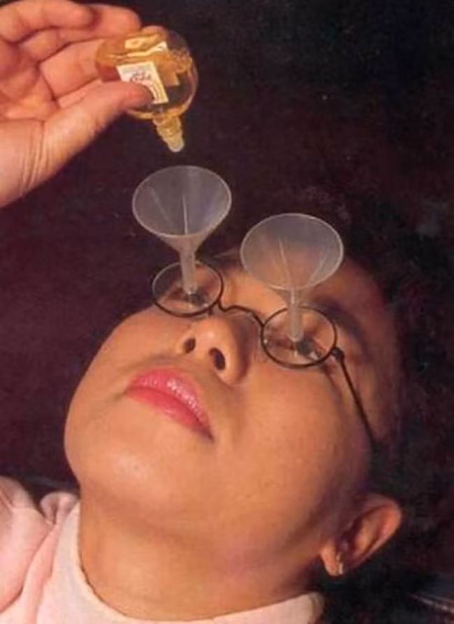 Nhờ phát minh kính ống phễu, bạn có thể nhỏ thuốc tra mắt tiện lợi hơn.