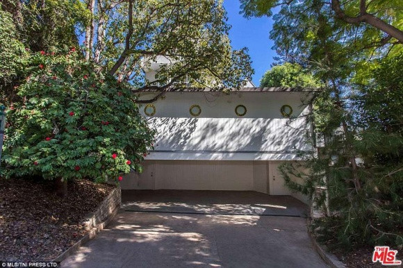 Garage để xe ô tô khá rộng cho khách tới chơi nhà.