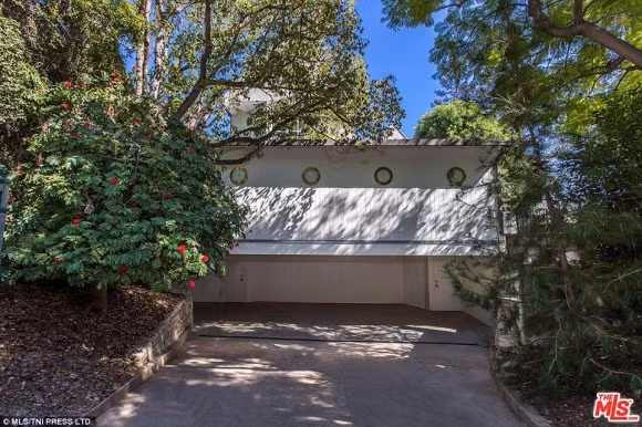 Garage để xe ô tô khá rộng cho khách tới chơi nhà.