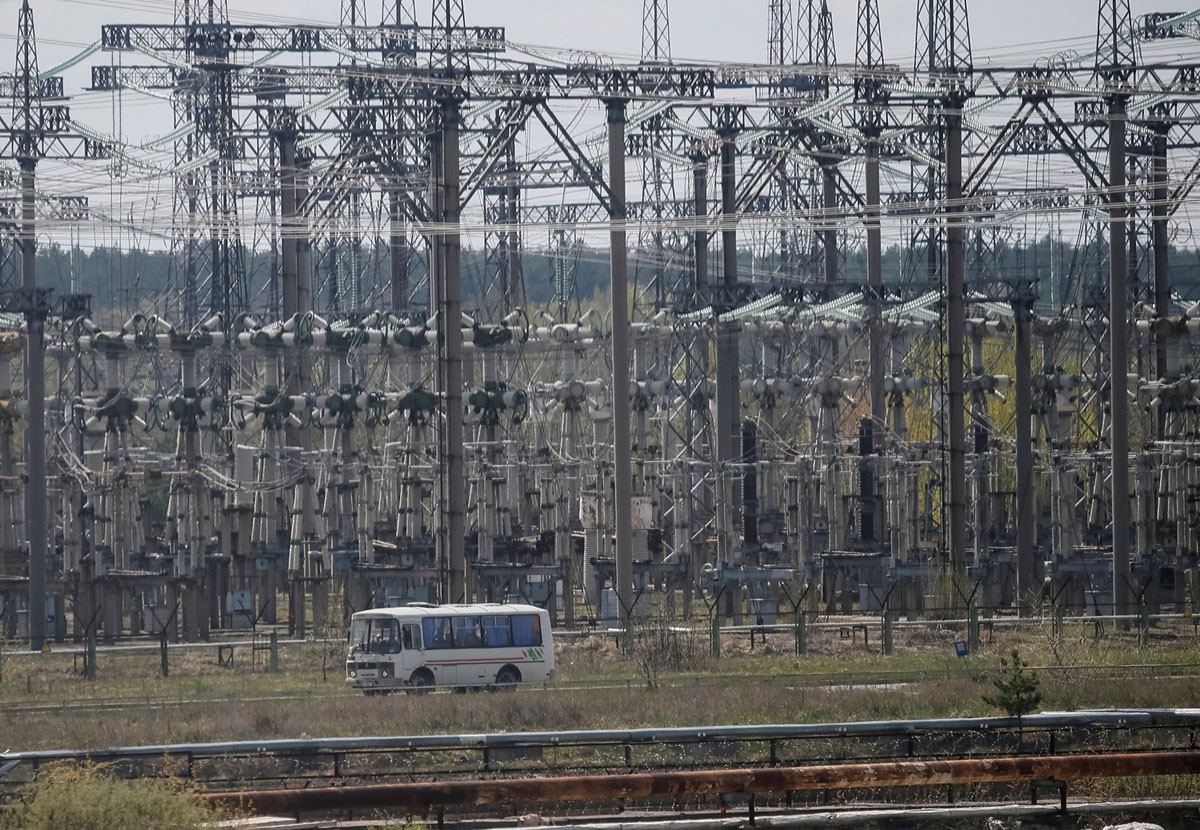 Xe bus chở khách tham quan rời nhà máy Chernobyl.