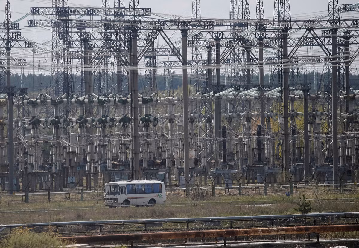 Xe bus chở khách tham quan rời nhà máy Chernobyl.