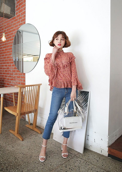 Những chiếc áo sơ mi cách điệu họa tiết hoa với những chi tiết nhún bèo điệu đà chưa bao giờ hết sức hút đối với các quý cô. Cách đơn giản nhất để diện item này vừa đẹp lại trẻ trung là hãy mix nó cùng với quần skinny jean tôn dáng, rồi thêm phụ kiện là một chiếc túi xách và sandal quai mảnh.