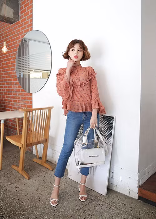 Những chiếc áo sơ mi cách điệu họa tiết hoa với những chi tiết nhún bèo điệu đà chưa bao giờ hết sức hút đối với các quý cô. Cách đơn giản nhất để diện item này vừa đẹp lại trẻ trung là hãy mix nó cùng với quần skinny jean tôn dáng, rồi thêm phụ kiện là một chiếc túi xách và sandal quai mảnh.