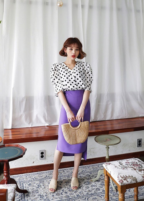 Sẽ thật thiếu sót nếu bỏ qua những chiếc áo sơ mi tay bồng trendy đang làm mưa làm gió khắp nơi. Hãy mix kiểu áo này cùng chân váy để bạn gái trông xinh xắn và cuốn hút . Một chiếc áo sơ mi tay bồng họa tiết chấm bi sẽ hết sức ăn ý với chiếc chân váy dài màu tím đấy nhé.