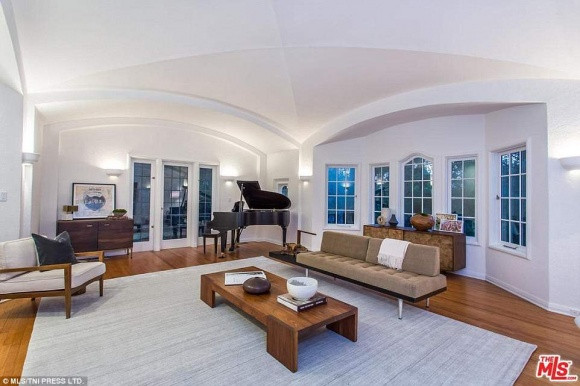 Nhà có 5 phòng ngủ, 8 phòng tắm, phòng bếp, phòng nhạc, spa làm đẹp, bể bơi ngoài trời.