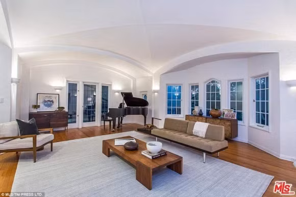 Nhà có 5 phòng ngủ, 8 phòng tắm, phòng bếp, phòng nhạc, spa làm đẹp, bể bơi ngoài trời.