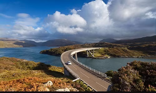 Bờ biển Scotland: Để đến được nơi sơn thủy hữu tình với núi, hồ, lâu đài và bở biển đẹp tuyệt vời này, du khách phải vượt qua Loch Luichart với những ngọn núi cao chót vót bao quanh con đường ngoằn ngoèo uốn lượn.