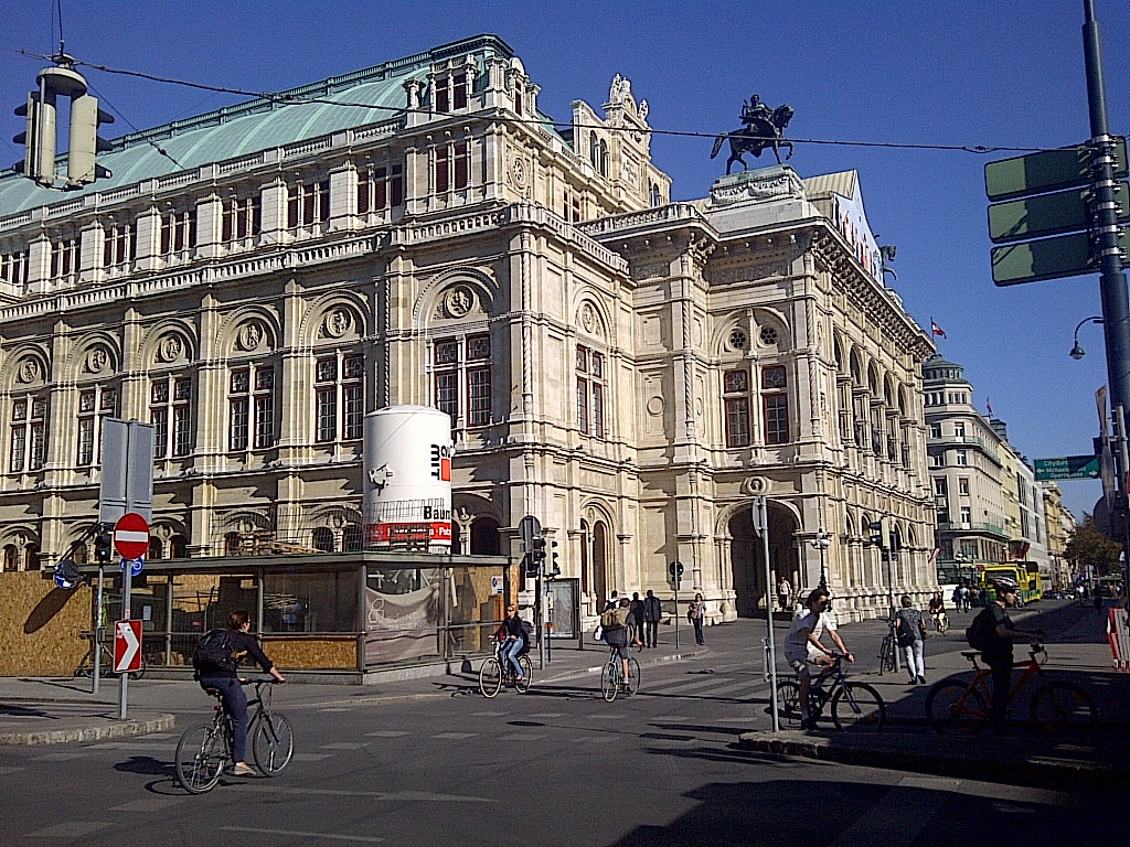 Người ta cho rằng, linh hồn những nạn nhân thiệt mạng trong trận ném bom kinh hoàng năm 1945 vẫn lẩn khuất và ám ảnh nhà hát opera thành phố Vienna cho tới ngày nay. Mời quý độc giả xem video: Nhà hát Opera Sydney kỉ niệm 40 năm khánh thành (nguồn: VTC14)