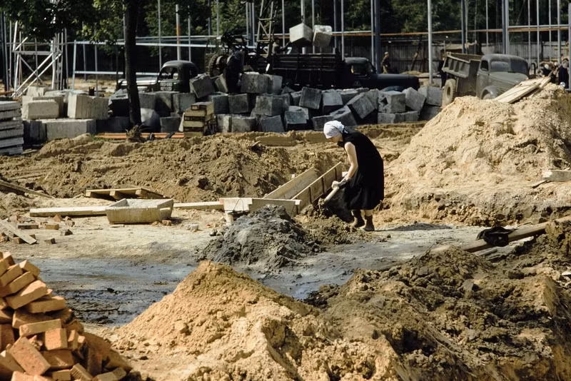 Dễ dàng bắt gặp hình ảnh phụ nữ làm việc cần mẫn trên các công trường xây dựng.