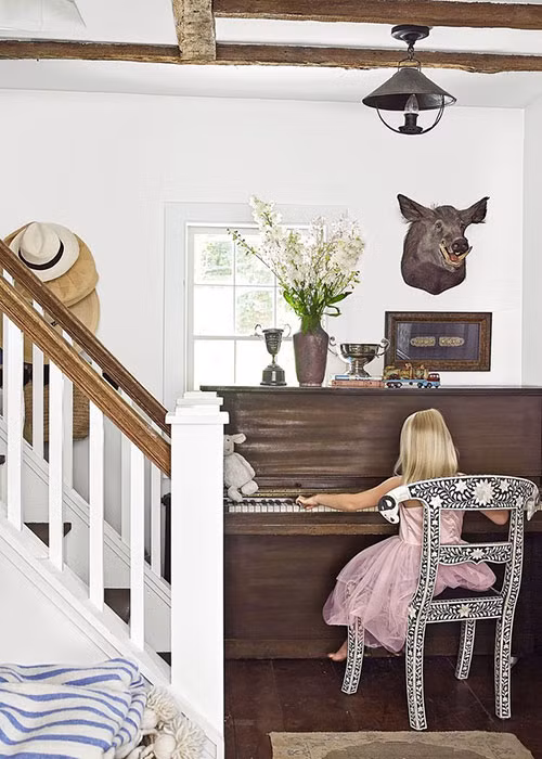 Gia chủ đã khéo léo tận dụng không gian lối vào nhà để làm nơi bố trí một chiếc đàn piano dành riêng cho cô con gái nhỏ.