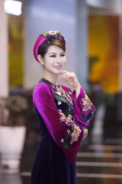 Nữ diễn viên sinh năm 1987 kết hôn sớm, sau khi cô tốt nghiệp trường Đại học Sân khấu Điện ảnh Hà Nội. Thời điểm còn tích cực tham gia các dự án dài tập, Huyền Trang góp mặt trong rất nhiều bộ phim hot, thu hút lượng khán giả theo dõi lớn, chẳng hạn Cầu vồng tình yêu, Ba đám cưới một đời chồng, 13 Nữ tử tù, Ngự lâm không kiếm...