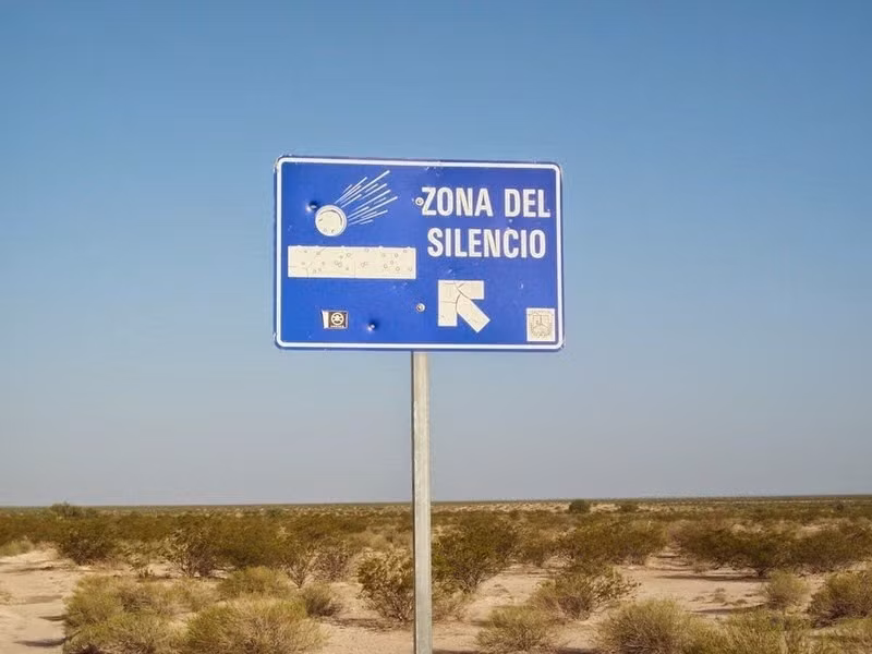 Vùng đất im lặng (Zona del Silencio) nằm sâu trong sa mạc miền bắc Mexico và ở giữa các bang Durango, Chihuahua, Coahuila. Đây là nơi có nhiều bí ẩn mà con người chưa thể lý giải.