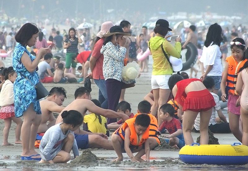 Người dân và trẻ em sẽ có nhiều trải nghiệm với các hoạt động vui chơi như đi thuyền, thả diều, đá bóng và cùng ngư dân đánh bắt trên biển.