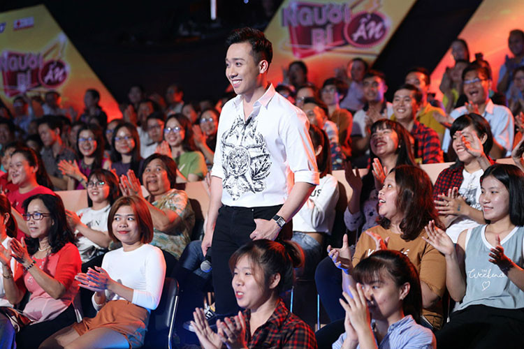 Thế nhưng, Hoài Linh chê Lê Giang và Hari Won thậm tệ vì khả năng chuyên môn yếu kém cùng "thần kinh không ổn định". Mặc dù giới thiệu vợ nhiều tài năng, nhưng ý kiến của Trấn Thành đều bị đàn anh bác bỏ.