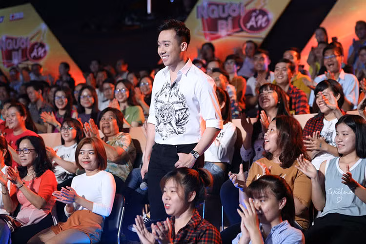 Thế nhưng, Hoài Linh chê Lê Giang và Hari Won thậm tệ vì khả năng chuyên môn yếu kém cùng "thần kinh không ổn định". Mặc dù giới thiệu vợ nhiều tài năng, nhưng ý kiến của Trấn Thành đều bị đàn anh bác bỏ.