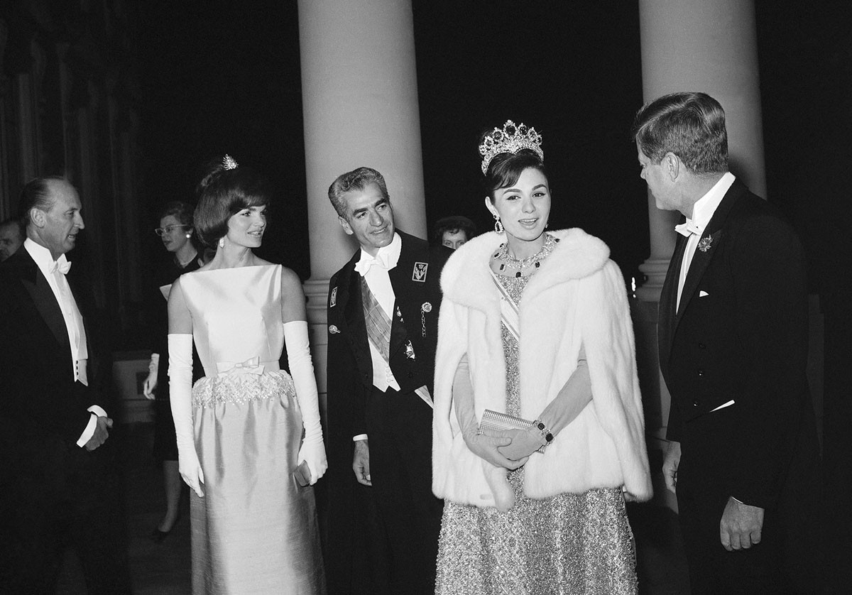 Tổng thống John F. Kennedy và Đệ nhất phu nhân Jacqueline Kennedy tiếp đón Vua và Hoàng hậu Iran khi cặp đôi hoàng gia này tham dự bữa tiệc tối tại Nhà Trắng ngày 11/4/1962.