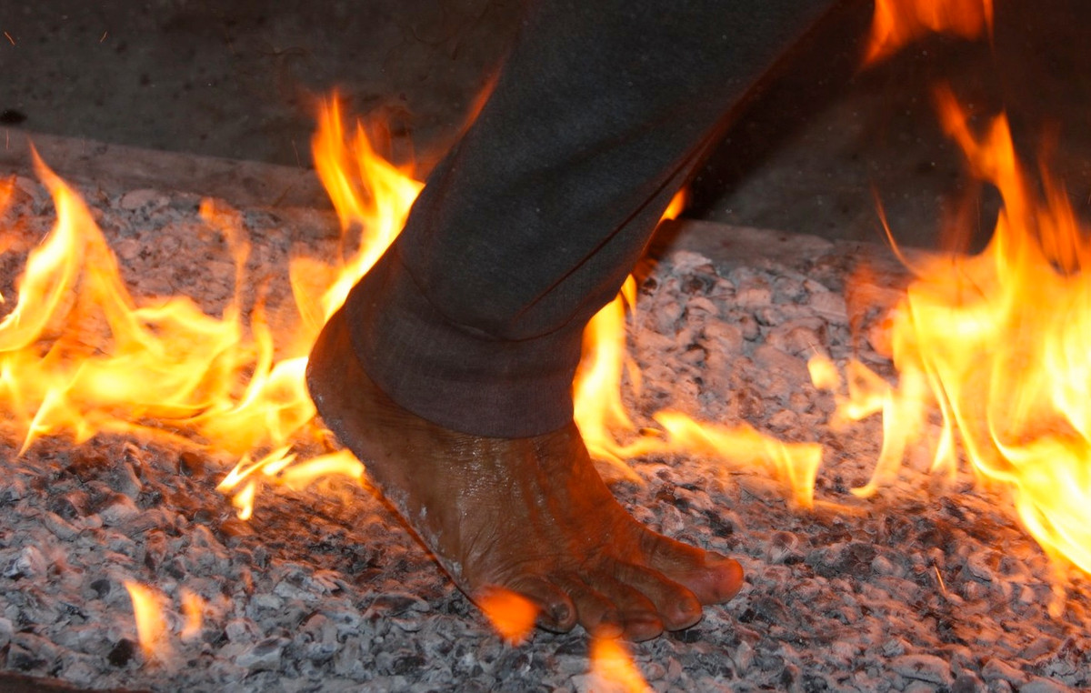 Họ cũng sẽ gặp nhiều may mắn trong cuộc sống khi đi trên than hồng.