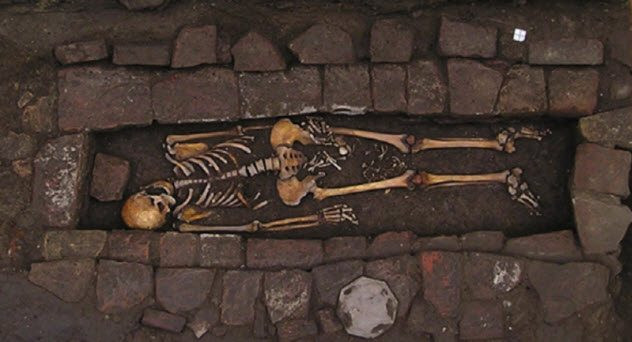 Năm 2010, các nhà khoa học khai quật một số ngôi mộ ở thành phố Imola, Italy. Trong số này, đáng chú ý là hài cốt nguyên vẹn của một phụ nữ trưởng thành với bộ xương của một bào thai nằm giữa hai chân.