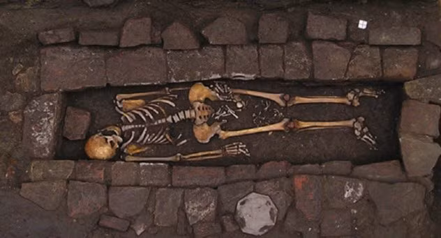 Năm 2010, các nhà khoa học khai quật một số ngôi mộ ở thành phố Imola, Italy. Trong số này, đáng chú ý là hài cốt nguyên vẹn của một phụ nữ trưởng thành với bộ xương của một bào thai nằm giữa hai chân.